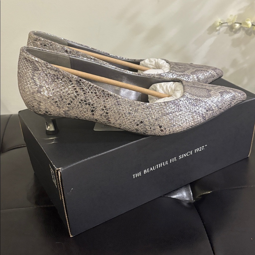 Women's Snakeskin Pattern Shoes naturalizer wide - Picture 4 of 7